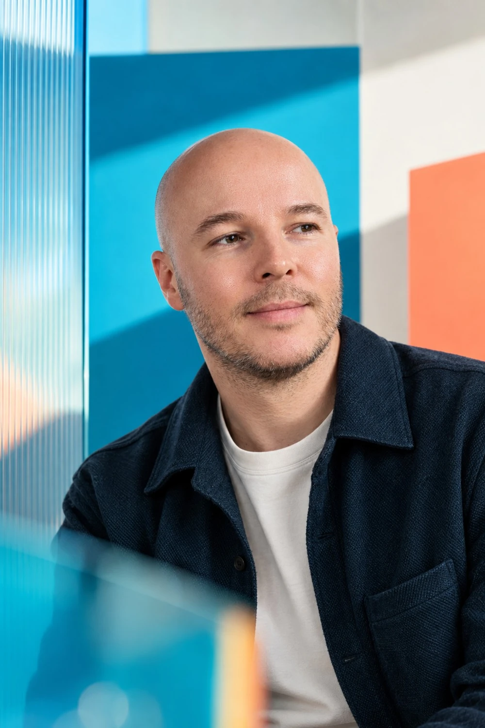 Jonathan Seguin, dans un décor cyan et corail